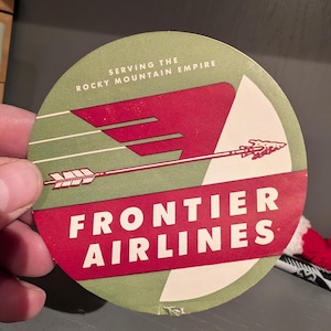 Etichetta gommata Frontier Airlines anni '50 - Vecchia e originale - Adesivo vintage da viaggio o valigia Rocky Mountain Empire