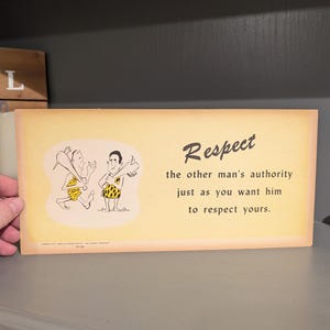 Enseigne originale Respect Mans Authority en carton des années 1950, 1953 Enseigne Bureau of Business Practice
