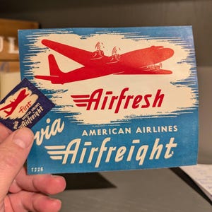 Coppia di etichette gommate American Airlines degli anni '40 - Vecchie e originali - Decalcomania vintage per viaggio o valigia Airfreight AirFresh
