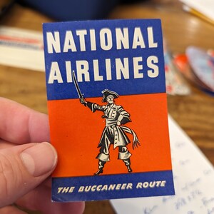 Etichetta della rotta Bucaneer della National Airlines degli anni '40 - Vecchia e originale - Decalcomania da viaggio o valigia vintage in rilievo