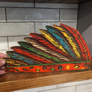 Tocado de plumas vintage de Halloween de los años 60: sombrero de cartón antiguo y original para disfraz de Halloween.