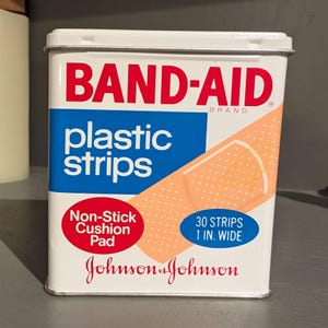 オリジナル ヴィンテージ 1980 年代 バンドエイド ノンスティック プラスチック ストリップ プレーン パッド バンドエイド 缶 - 空 ジョンソン & ジョンソン 空