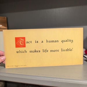 Original Tact est une enseigne en carton de qualité humaine des années 1950, 1953 Bureau of Business Practice