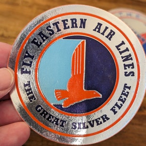 Etichetta gommata in lamina goffrata della flotta d'argento della Eastern Air Lines degli anni '40 - Vecchia e originale - Decalcomania da viaggio o valigia vintage