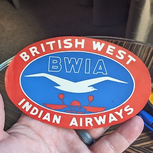 Etichetta gommata BWIA della British West Indian Airlines degli anni '50 - Vecchia e originale - Decalcomania da viaggio o valigia vintage