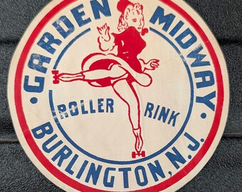Pista de patinaje Garden Midway de la década de 1940, Burlington, Nueva Jersey. Calcomanía usada para patinaje sobre ruedas - Antigua y original - Calcomanía vintage para viajes o maletas.