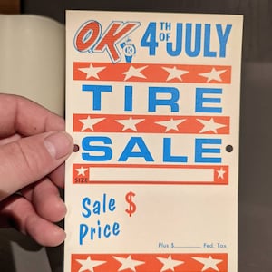 Venta de neumáticos usados de la década de 1960, letrero de cartón original del 4 de julio, oferta especial, neumáticos usados