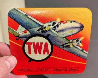 Etiqueta de la aerolínea TWA de la década de 1940, "El vuelo más rápido de costa a costa" - Antigua y original - Calcomanía vintage para maletas o viajes - Sin engomar
