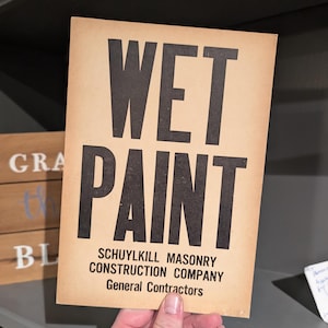 Letrero de cartón original de la década de 1960 con la inscripción WET PAINT (pintura húmeda) - Construcción de mampostería Schuylkill vintage