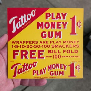 K&ouml;nnte beinhalten: Vintage Werbung f&uuml;r "Tattoo Play Money Gum". Die gelb-rote Karte zeigt den Text "Play Money Gum" und "1&cent;". Die Karte besagt auch "Verpackungen sind Spielgeld" und "Kostenlose Geldb&ouml;rse mit 100 Smacker-Scheinen".