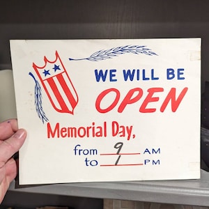 Letrero de cartón original de los años 40 con el horario de apertura de la tienda del Memorial Day - Vintage