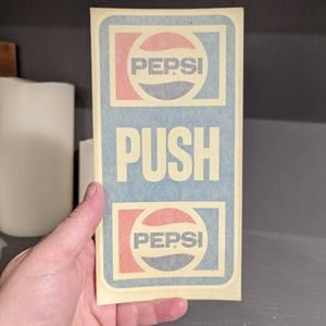 Original NOS 1970er Pepsi Cola Grocery PUSH PULL Store Country Store Aufkleber Old & Original Schild