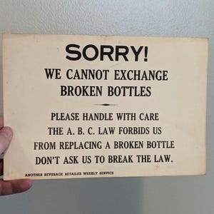Letrero de cartón original de la década de 1940 con la imagen de botellas rotas y productos empaquetados - Vintage