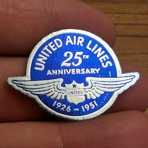 Etichetta in rilievo gommata United Airlines 25° anniversario 1951 anni '50 - Vecchia e originale - Decalcomania vintage da viaggio o valigia