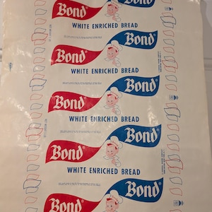 Puede incluir: Una bolsa de papel blanca vintage con un patrón repetido de pancartas curvas rojas y azules con el texto "Bond" y "Pan blanco enriquecido". Un chef de dibujos animados con un sombrero blanco y mejillas rojas aparece en cada pancarta.