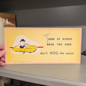Letrero de cartón original vintage "Don't Hog The Space" de la década de 1950, de la Oficina de Prácticas Comerciales de 1953