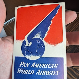 Etichetta gommata PAA Pan American Airways System degli anni '50 - Vecchia e originale - Decalcomania da viaggio o valigia vintage
