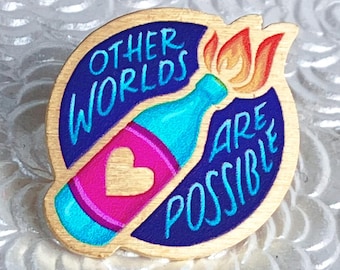 Broche "Outros Mundos São Possíveis", latão reciclado