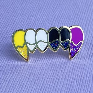 ノンバイナリーの牙のピン、クィアのヴァンパイアのエナメルピン