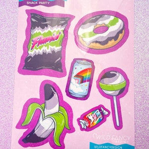 Pode incluir: Uma folha de adesivos com fundo rosa que apresenta vários lanches em um esquema de cores preto, branco e verde. Os lanches incluem um saco de batatas fritas, um donut, uma lata de refrigerante, uma pirulito, uma banana e uma barra de chocolate. O texto "Agender Snack Party" está na parte superior da folha.