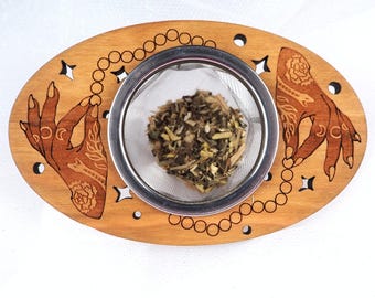 Colador de té con forma de manos de bruja / infusor de té de hojas sueltas, fabricado en madera maciza de cerezo con cesta de acero inoxidable.