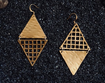 Power Grid earrings : asymmetrical hand-stamped brass triangles