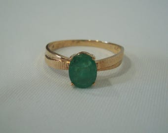Vintage Natural Oval Emerald Ring in Yellow Gold