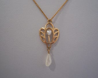 Vintage Lavalier Pendant and Chain in Yellow Gold with Freshwater Pearls