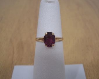Vintage Oval Natural Solitaire Amethyst Ring in Yellow Gold