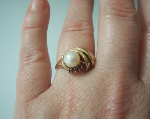 Vintage Natural Pearl and Ruby Ring in Yellow Gold - image 9