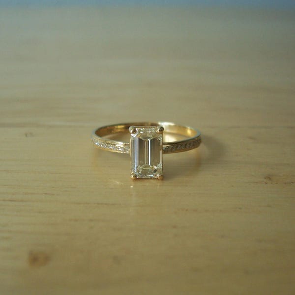 Natural Emerald Cut Solitaire Diamond Ring in 18kt Yellow Gold with Accents