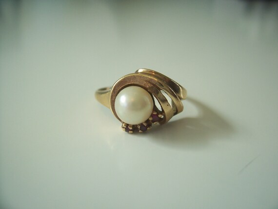 Vintage Natural Pearl and Ruby Ring in Yellow Gold - image 2