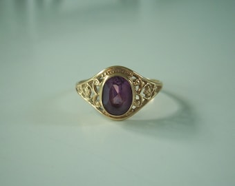 Vintage Dainty Solitaire Natural Amethyst Oval Ring in Yellow Gold