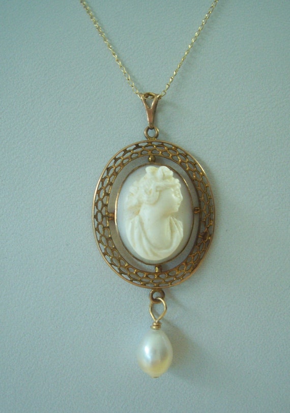 Vintage Beautiful Carved Shell Cameo Pendant