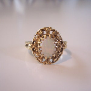 Vintage Oval Natural Opal Ring in 14kt Yellow Gold