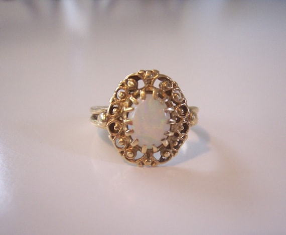 Vintage Oval Natural Opal Ring in 14kt Yellow Gold