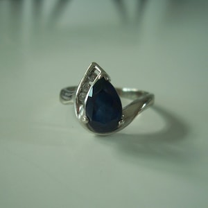 Vintage Pear Shape Sapphire and Diamond ring in White Gold