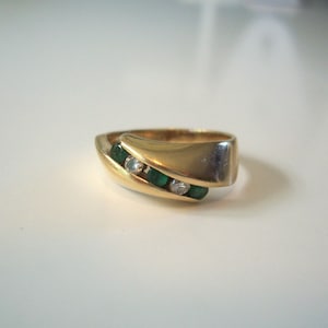 Beautiful Vintage Natural Emerald and Diamond Band Ring in 14kt Yellow Gold