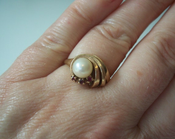 Vintage Natural Pearl and Ruby Ring in Yellow Gold - image 8