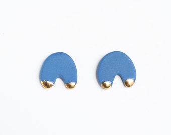 Blue matte arch earrings decorated with gold
