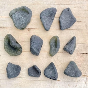 11 schön gefrostete lose geheime &quot;schwarze&quot; Seeglasstücke aus Schottland - grünes schottisches Strand-Seeglas - Qualität Flaschenboden UR3