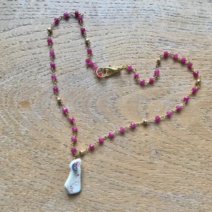 Collar colgante hecho con vino escocés tinto y blanco de cerámica marina de oro chapado en oro teñido cadena de piedras preciosas de rubí con cuentas de vidrio púrpura esmerilada CS18