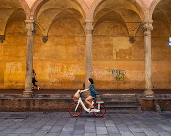Reisen, Stadtfotografie, Italieninspiration, Frau mit Fahrrad