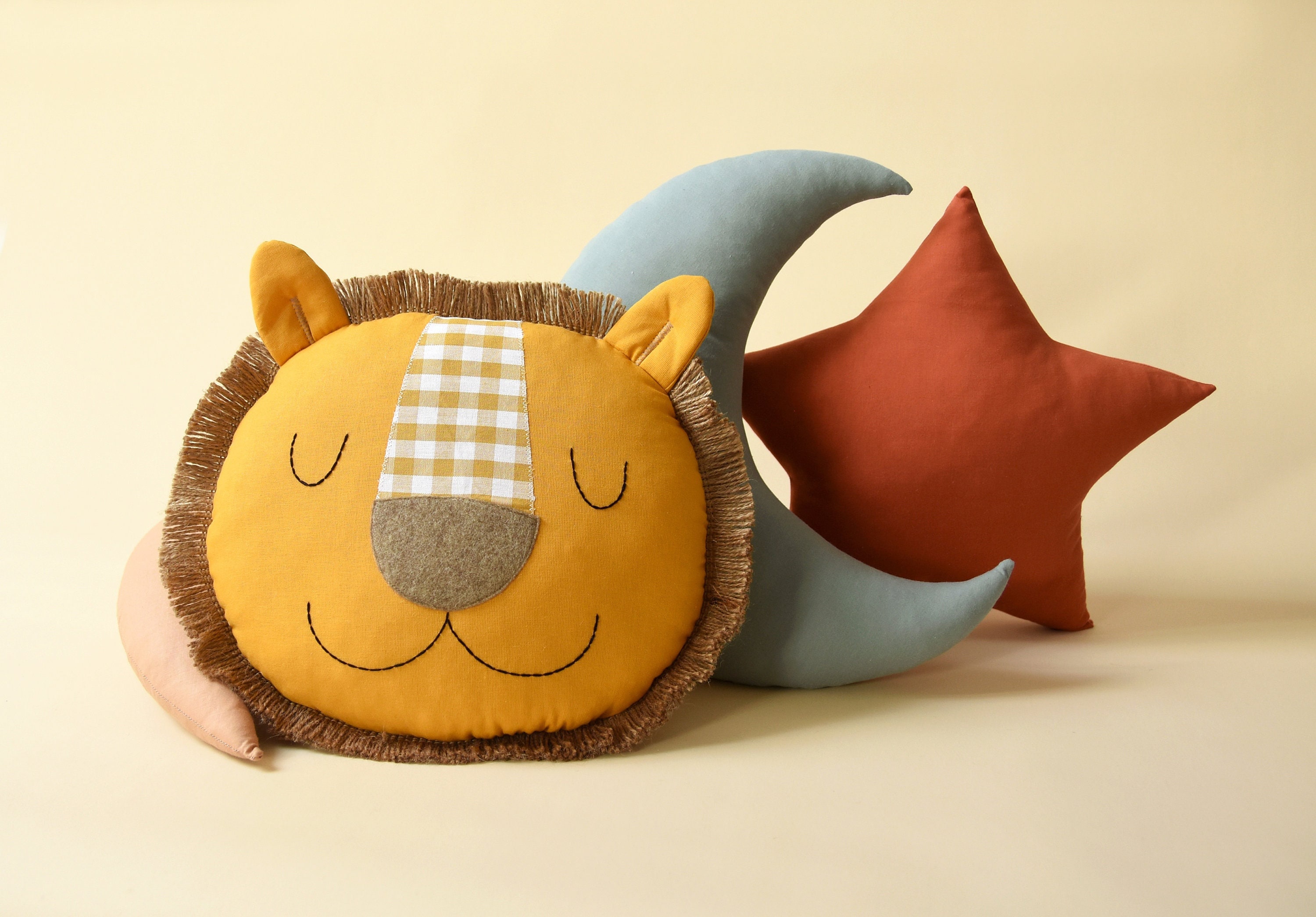 Leeuw kussen Leeuwenkop kinderkamerinrichting Boho kinderkamerinrichting jongenskamer leeuw kussen mosterdkussen tropisch decor decoratief leeuw kussen voor jongen