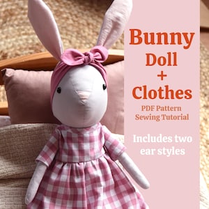 Puede incluir: Una muñeca de conejito hecha a mano con un vestido a cuadros rosa y blanco, una diadema rosa y orejas largas y caídas. La muñeca está sentada en una cama con una almohada rosa y una manta beige. El texto dice "Bunny Doll + Clothes PDF Pattern Sewing Tutorial."
