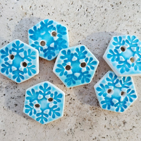 Boutons géométriques en céramique, Set de six boutons hexagones bleu turquoise, boutons à coudre fait main en porcelaine.