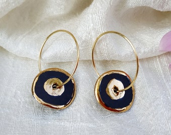 Earring hoops with porcelain discs. Matte black and 22K gold luster ceramic earrings. Minimalist earrings handmade in France.
