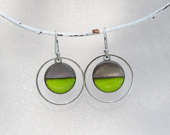 Circle ceramic earrings lime green and silver, surgical steel hooks, minimalist earrings handmade in France.