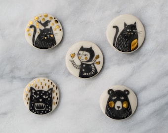 Broche fait main en céramique. Design chat, léopard, ours, personnage avec cœur sur porcelaine blanche et or 22 carats. Cadeau de Noël.