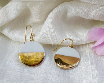 White and gold ceramic earrings. Porcelain disc and gold plated surgical steel ear hooks. Minimalist earrings handmade in France.